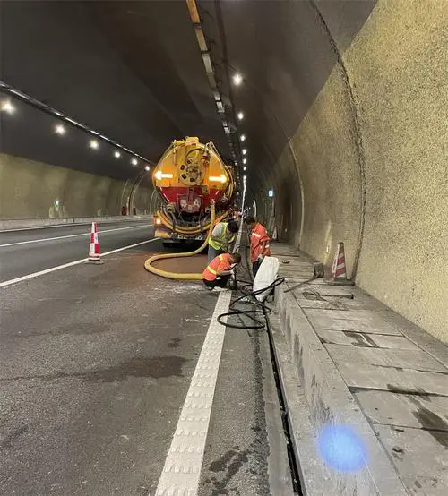 新和隧道排水渠清淤